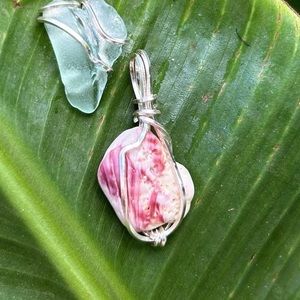 Pink Oahu seashell pendant 💕